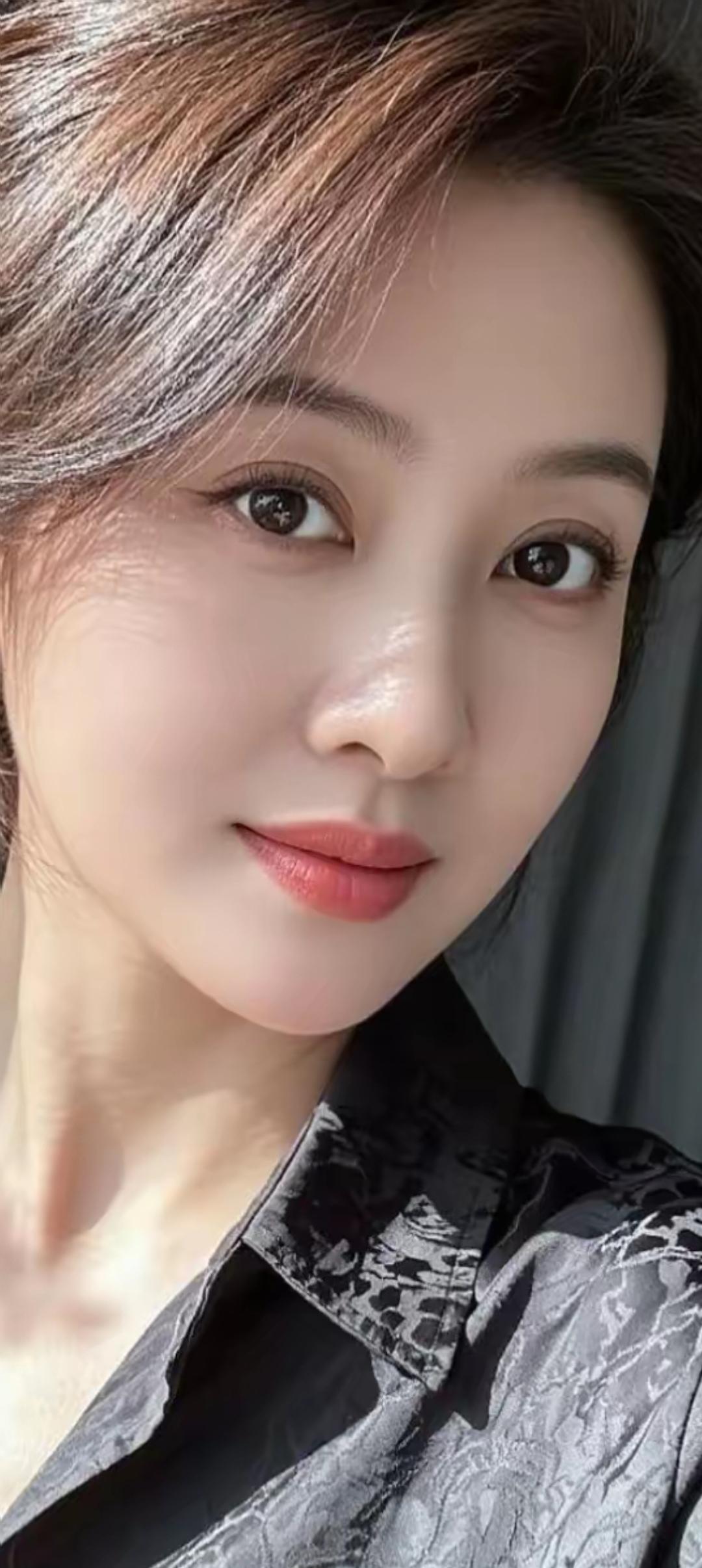 温柔眼眸，自然妆容，优雅气质，完美呈现。