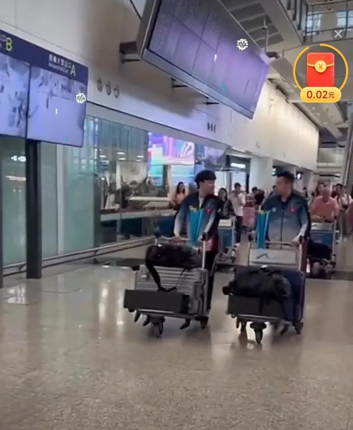 好高调啊[捂脸哭]，我国香港选手大圣黄镇廷和男双搭档陈颢桦带着大大的奖杯回家了，