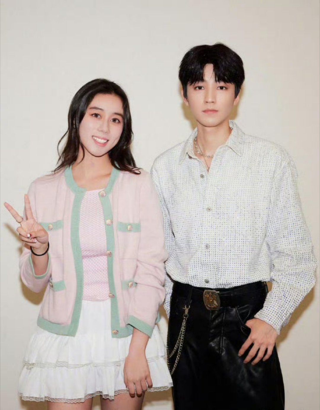 赌王女儿何超欣晒与王俊凯合照不敢想脸究竟有多小，王俊凯长成这样对