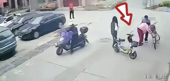 我理想的法官应该判决如下：一、老太太不具备骑车能力，负主要责任。要求赔偿22万