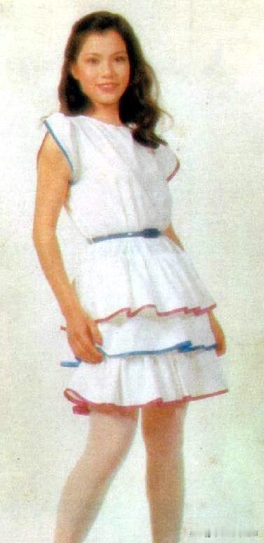 永远的翁美玲💖卷着荷叶边的白裙衬得她笑眼弯成月牙发梢都裹着软乎乎的甜