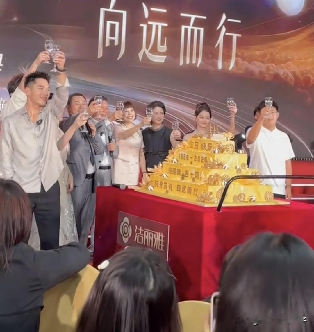 闹大了！洁丽雅已经报案，并晒出接报回执单​洁丽雅一场周年庆典，引发网友的热议，