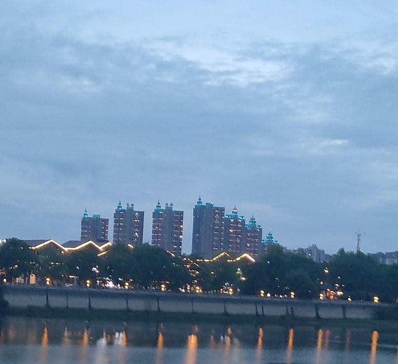 时间过的真快呀，一转眼九月就快结束啦，无论你正处在人生的哪个阶段，静享秋日