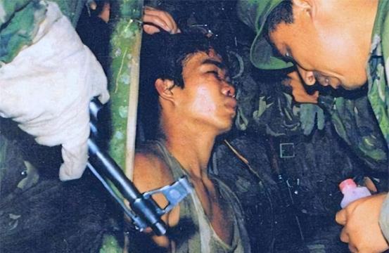 1986年，年仅17岁的战士孟宪伟满身是血，胸口插着钢刀，硬是一步步走到了我军军