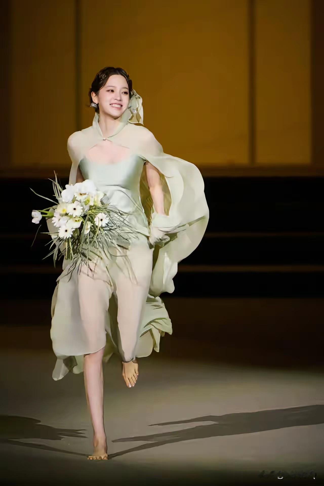 谁说欧阳娜娜没演技的，这次她光脚走Vogue红毯宛如落入凡间的精灵，这简直是她演