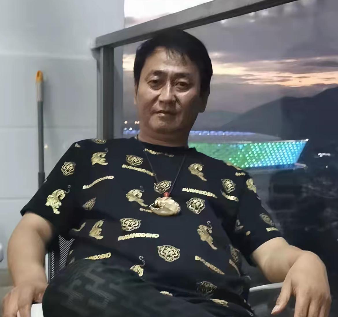 曝“北京老炮”小宏伟去世，年仅62岁（64年生），有人透露其去世原因。原来，所谓