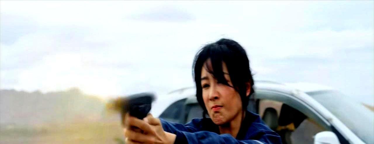 胡歌一枪打飞了盗猎头子的手指，所有人都以为是枪法，20集后杨紫才揭开真相：那根本