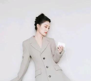 李沁穿西装出街，腿长到品牌直接拿去当官图。不是街拍，是商业合作。不是偶然，是