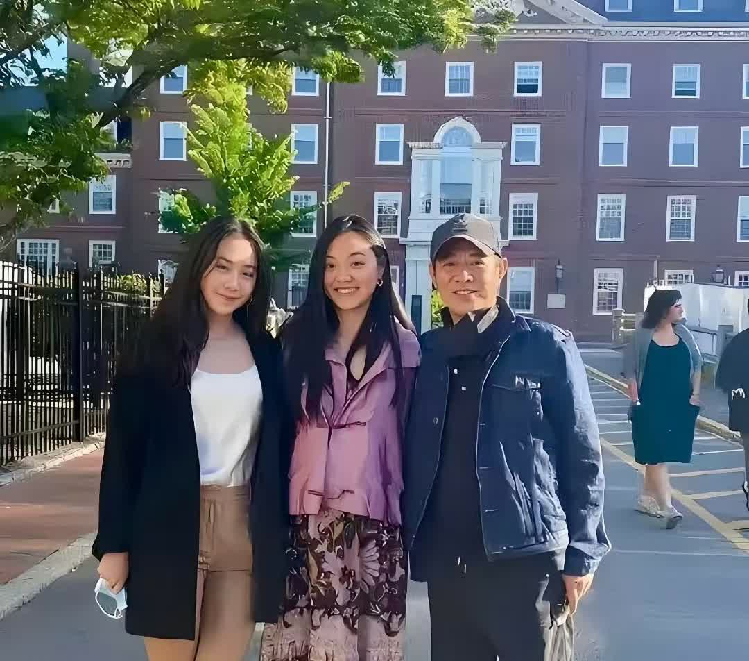 李连杰和利智有两个女儿，大女儿2000年出生在美国，就读于哈佛大学。2004年她