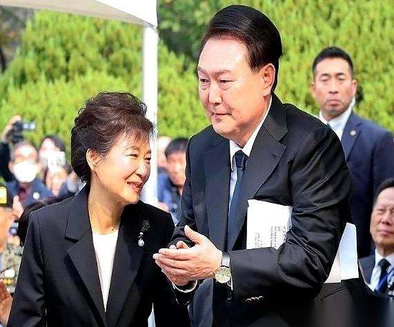 尹锡悦，那个把两位韩国前总统亲手送进监狱的男人，现在轮到他自己了。法庭里，特别