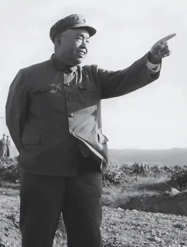 1952年，许世友将军回乡探亲，哪料，他刚下车，就看见了亲叔叔许存礼，许世友掏出