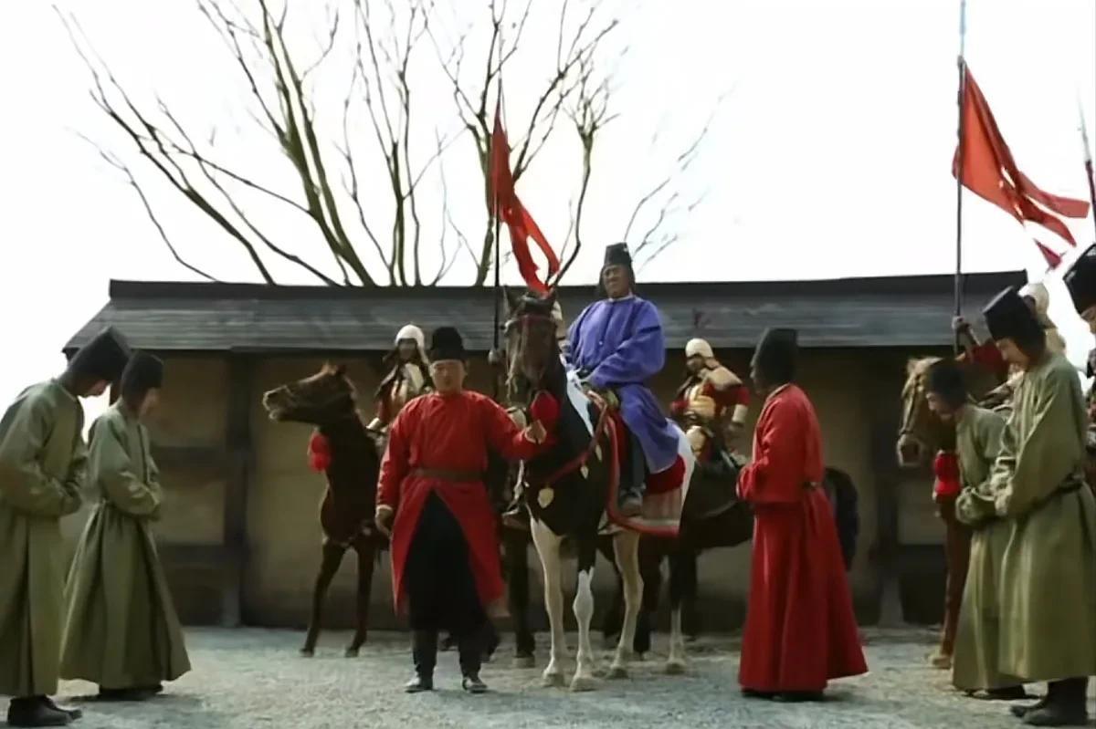 中晚唐太监能废立皇帝，是因为禁军掌握在太监手里。仇士良能连杀二王、一妃、四宰相，