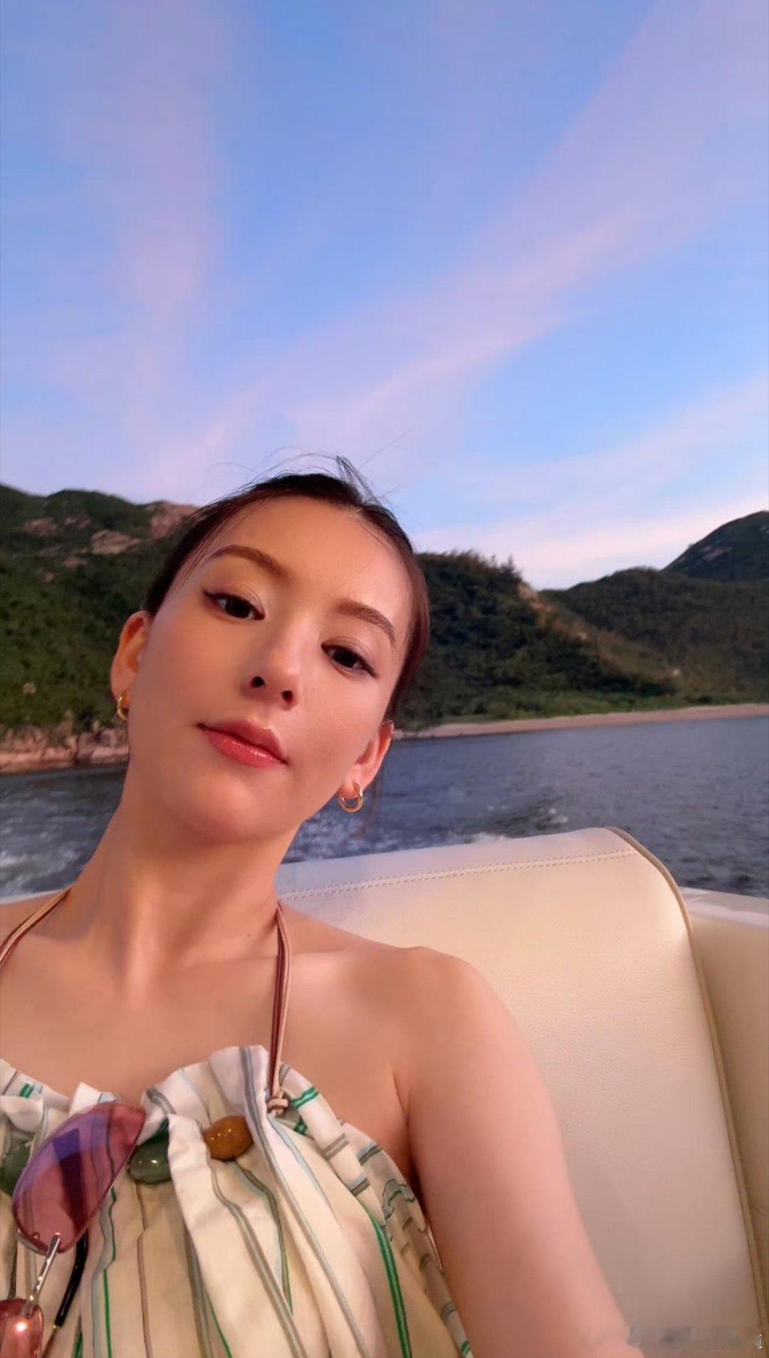 徐志胜疯狂暗示方媛不太方便明知不方便，却不说破不伤脸面。徐志胜的温柔是：让你自