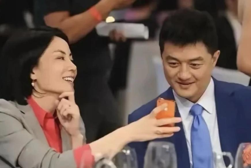 李亚鹏这一生大概没有再生儿子的执念了，因为他说过，李嫣才是他的命根子。这话的份