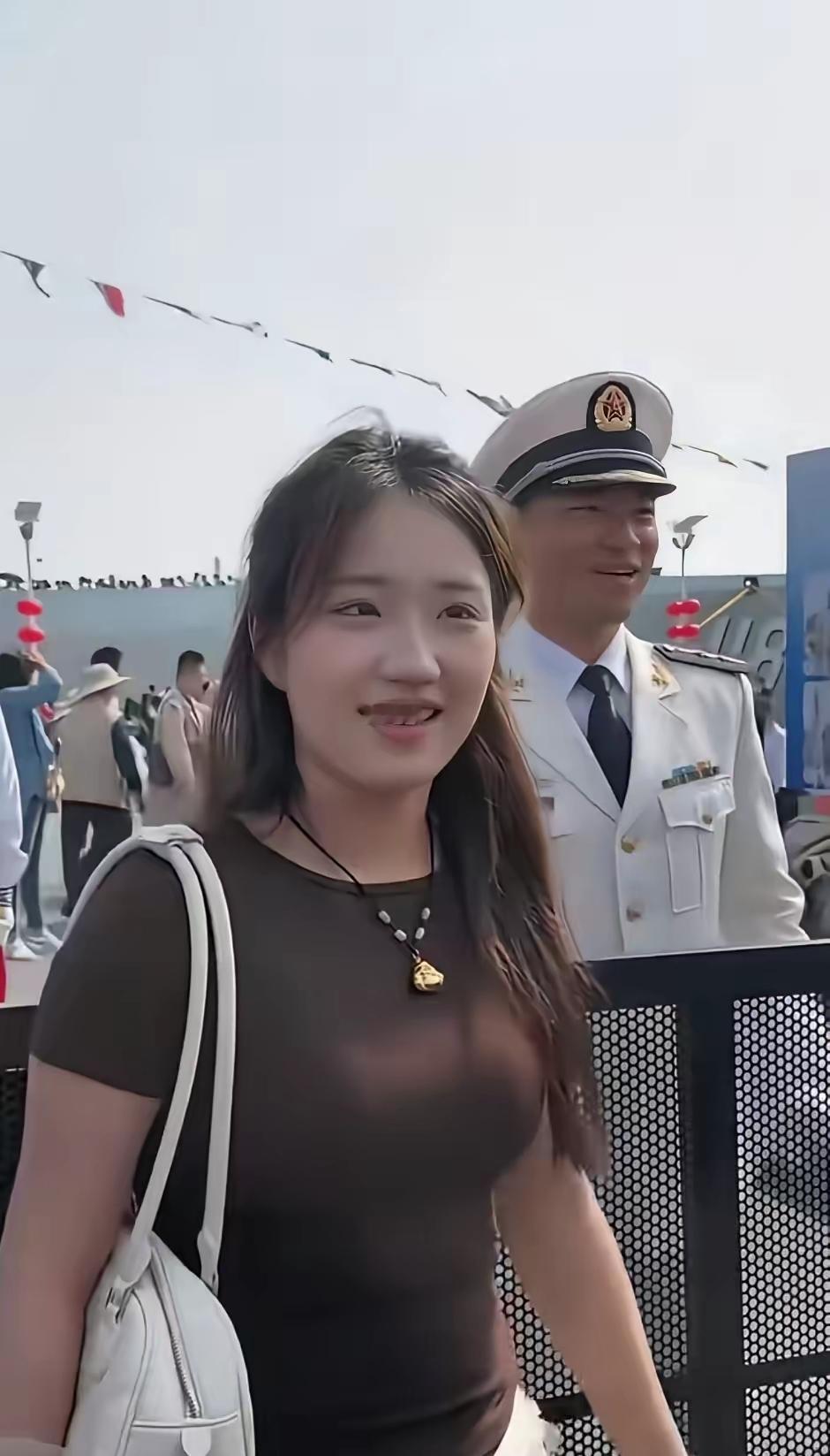 第一眼感觉这个女子有旺夫相，长相非常耐看，让人一眼忘不了。直觉告诉我，和这样的