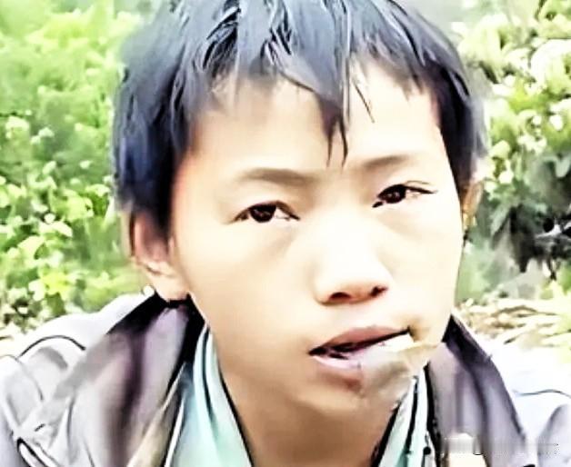 广西6岁男孩，父亲意外去世，母亲抛弃他带着弟弟离开，为了生存，他挖野菜、采野果，