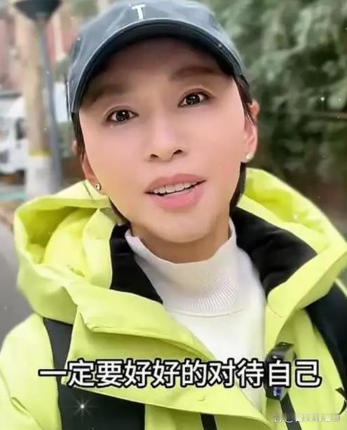 没人想到，曾经的央视当家主持欧阳夏丹，48岁，无婚无子，放弃人人挤破头的铁饭碗