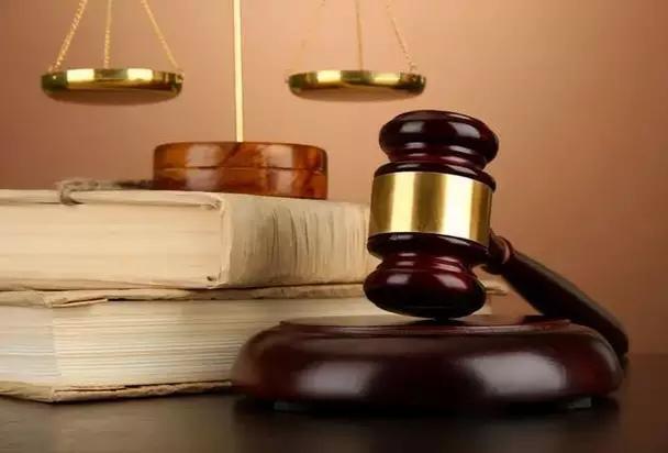 “我女儿在包房里陪他们喝酒，最后死在了KTV，他们6个人凭什么不用赔钱？”这