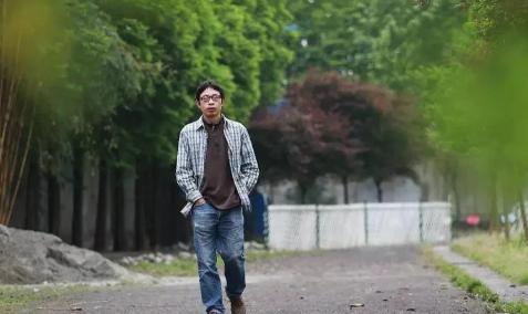范美忠，成都某中学的语文教师，向来以诙谐且富有感染力的讲课风格著称，学生们喜欢他