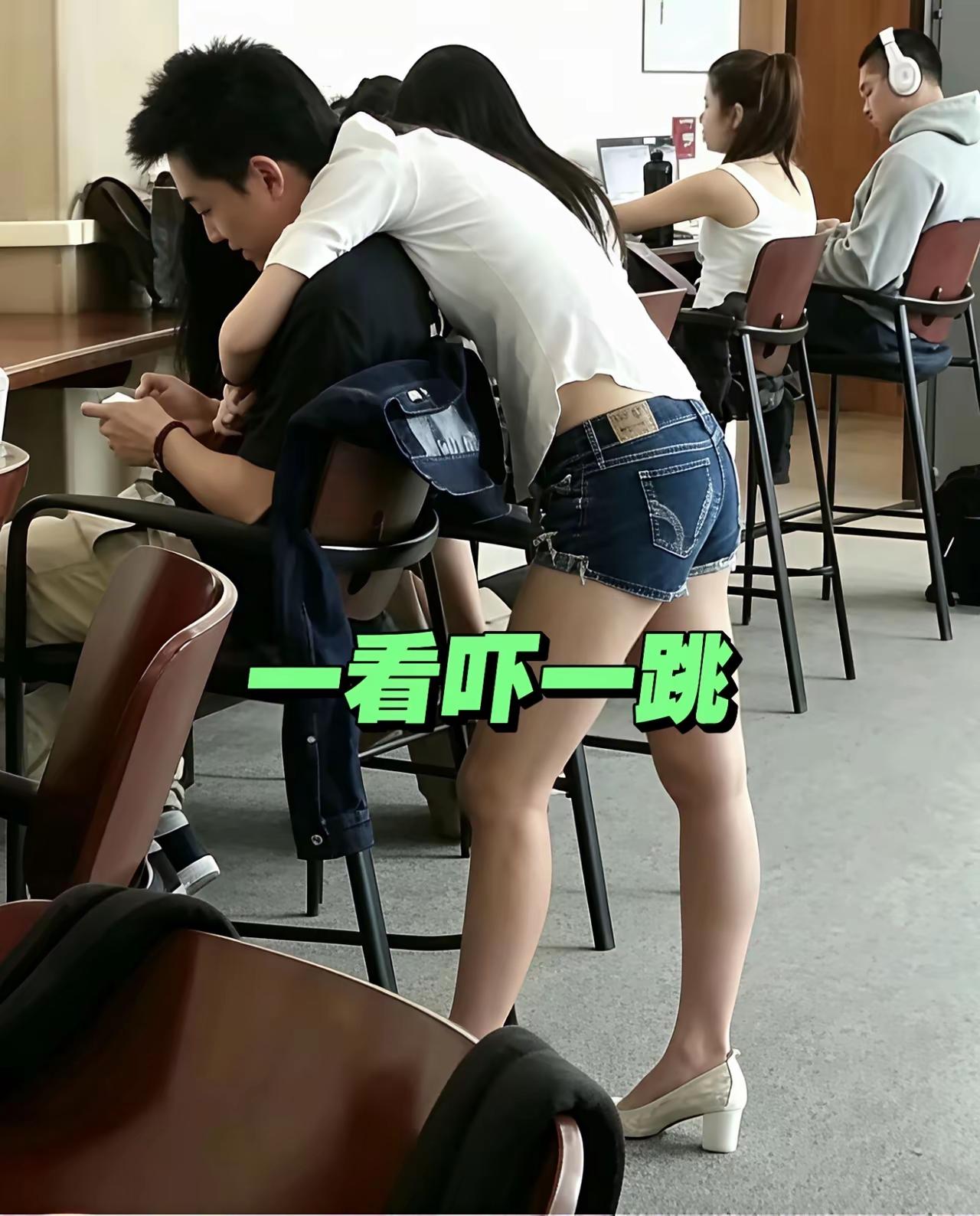 请问，这是男是女？？长了一个男人的头，浑身搭配却骚里骚气，浑身透着一股怪怪的味