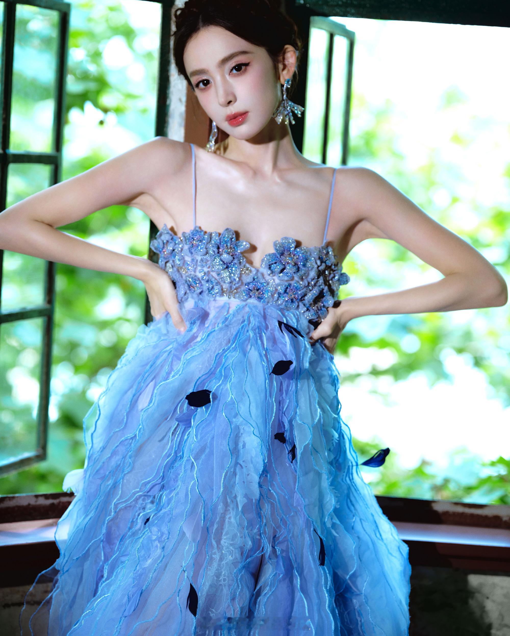 古力娜扎白花抹胸蓝色花仙子​​​