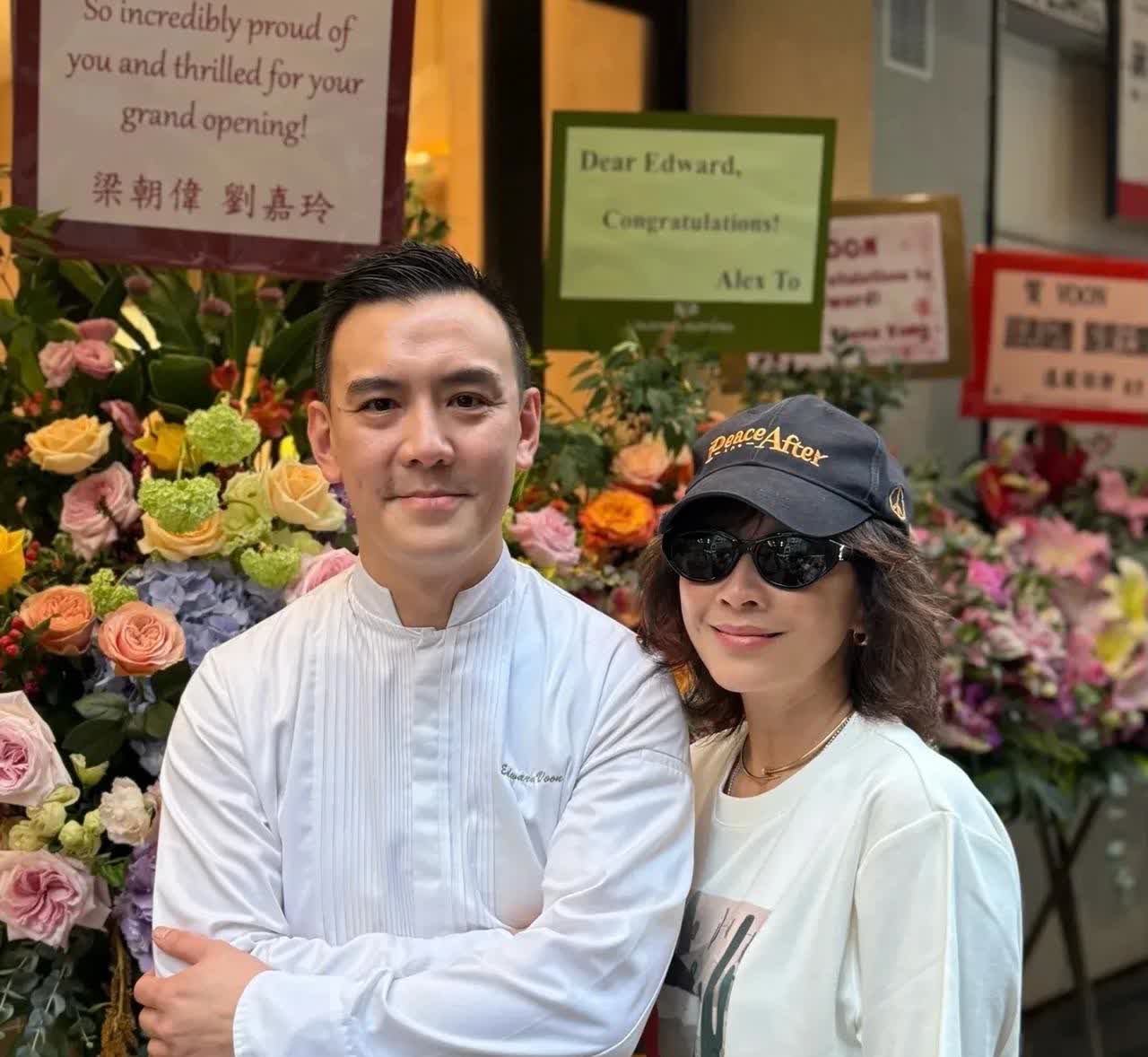 刘嘉玲梁朝伟为朋友新店开业赠送花篮，59岁穿白T牛仔裤又美又飒