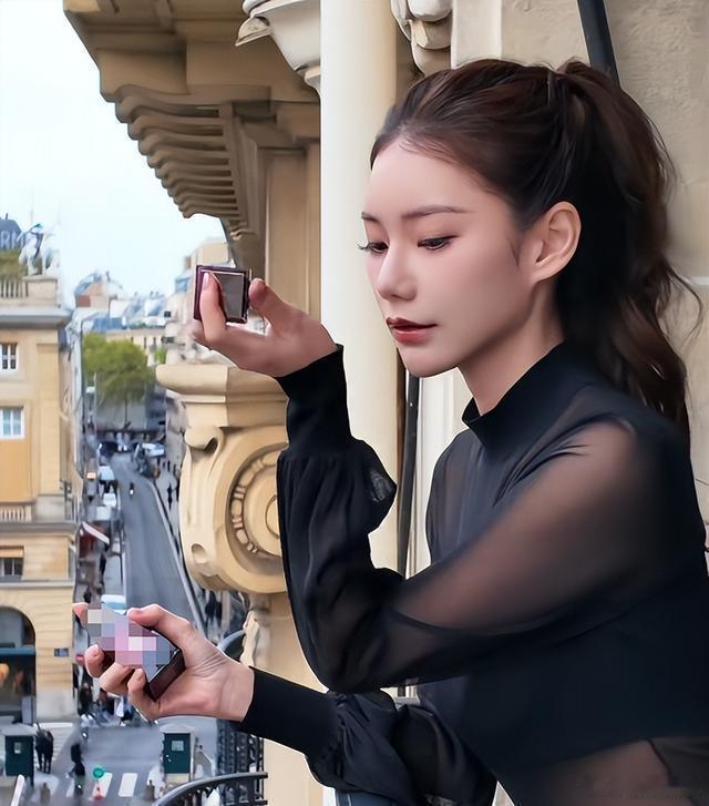 巴黎时装周刚一开场，网络就被马筱梅的出场刷屏了。她这次在时尚圈露脸，不只是走个秀