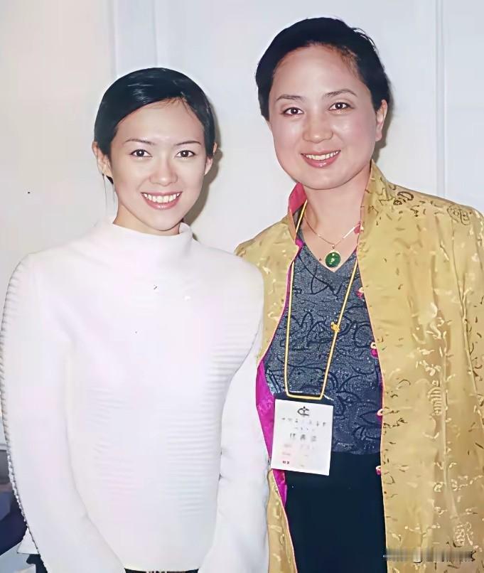 两代电影人合影。张金玲，上世纪七、八十年代当红影星，她身材高挑，大脸盘，一双俊