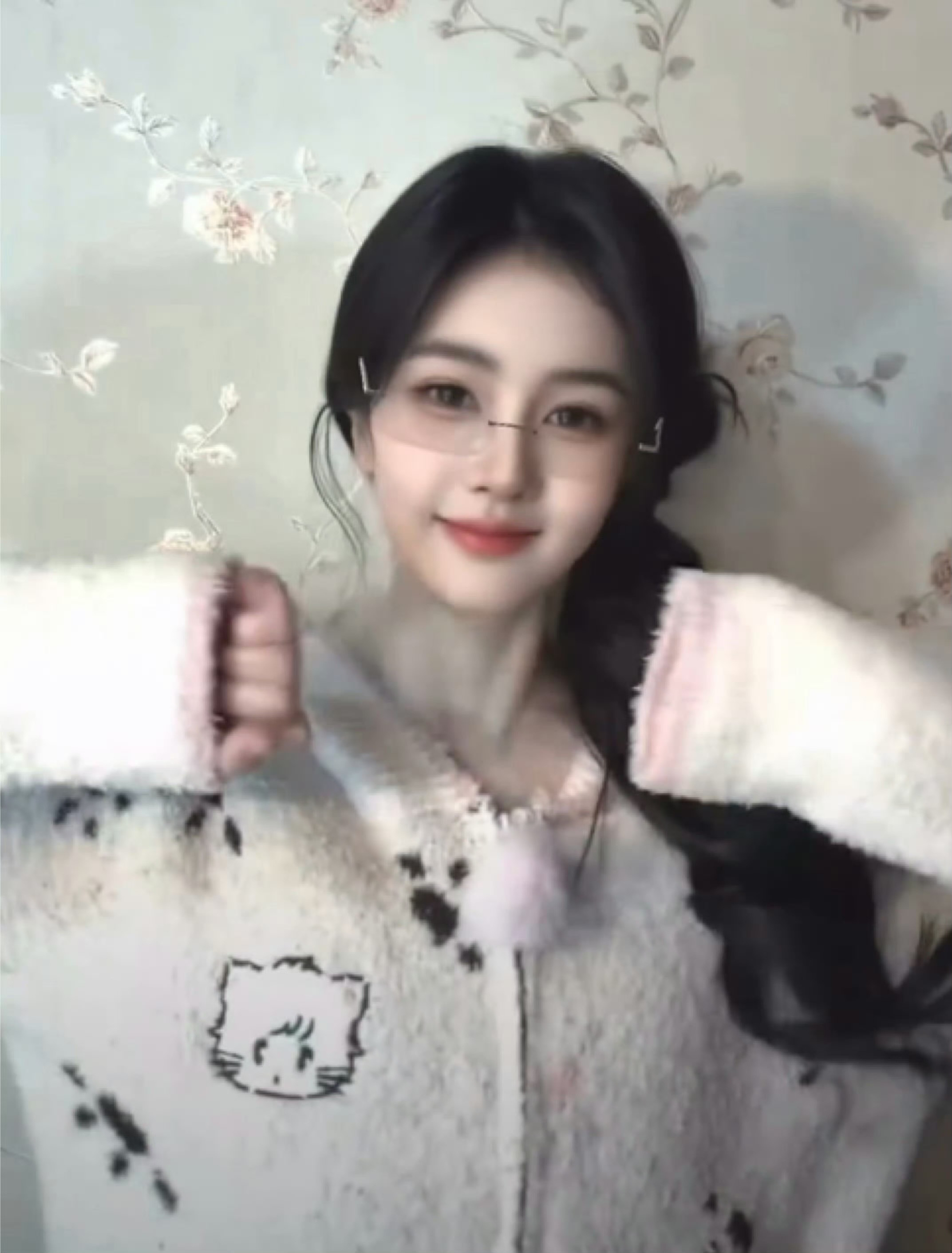 白鹿cha娃娃脸手势舞牛奶皮肤白梦妍