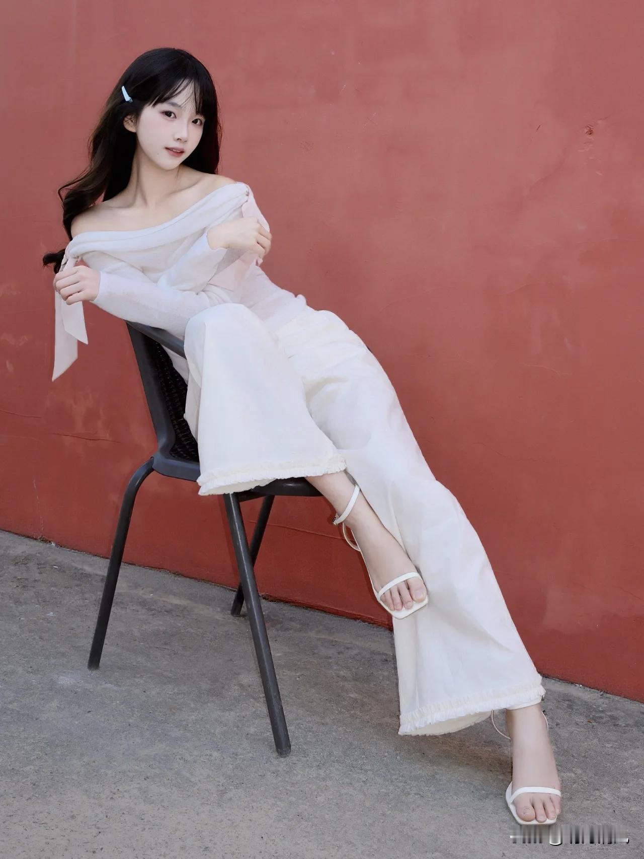 下午三点半的红墙边，光线刚刚好。朋友问怎么拍那种“看着没使劲但哪儿都对”的照片，