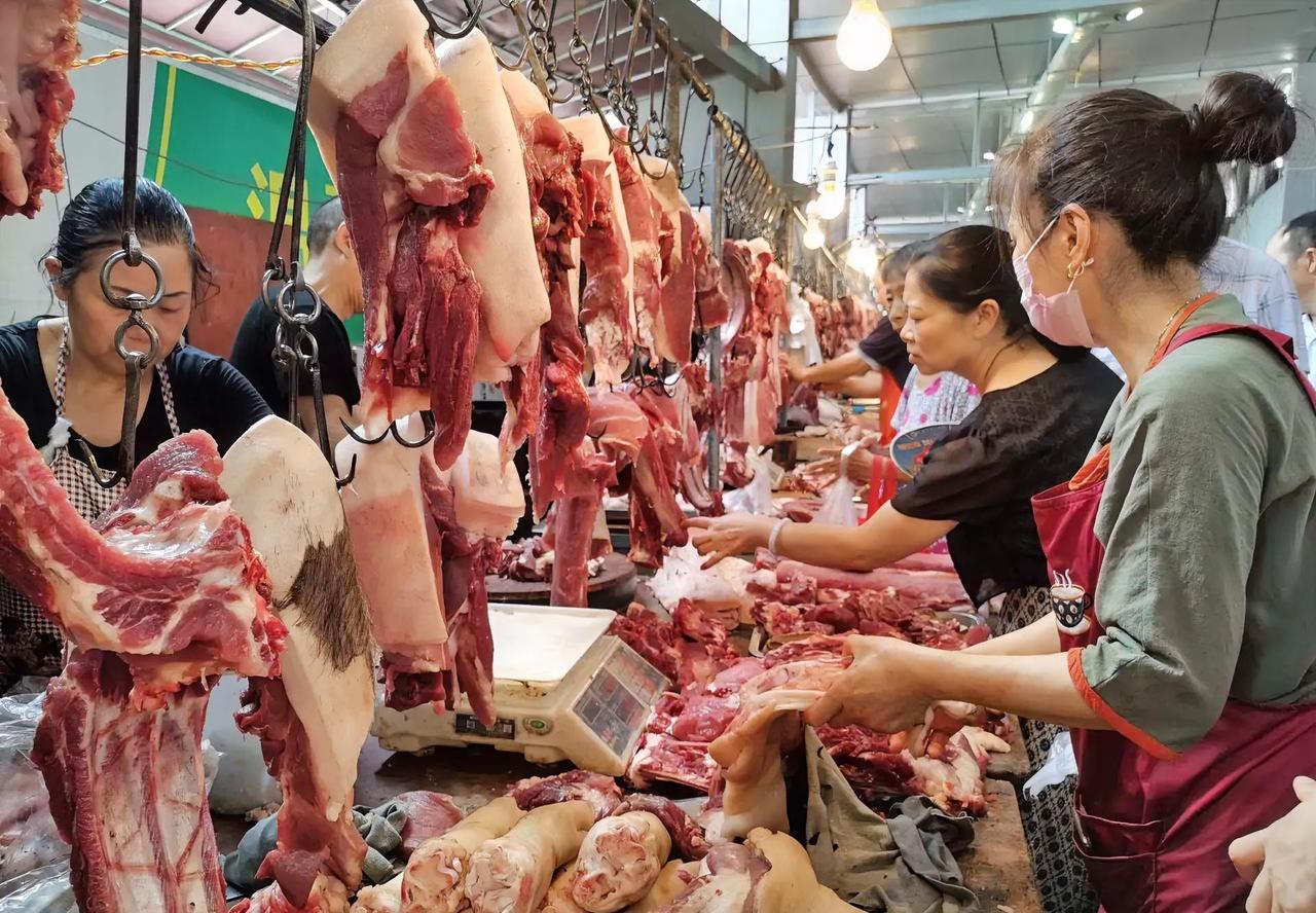 最近买菜的人，可能都发现了一件事：猪肉，没再往上蹿，反而便宜得有点离谱！尤其是