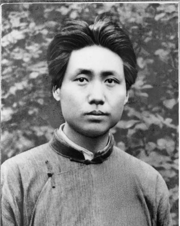 1966年2月，毛主席单独召见周总理。会谈时，主席突然靠近总理，压低声音说道：“