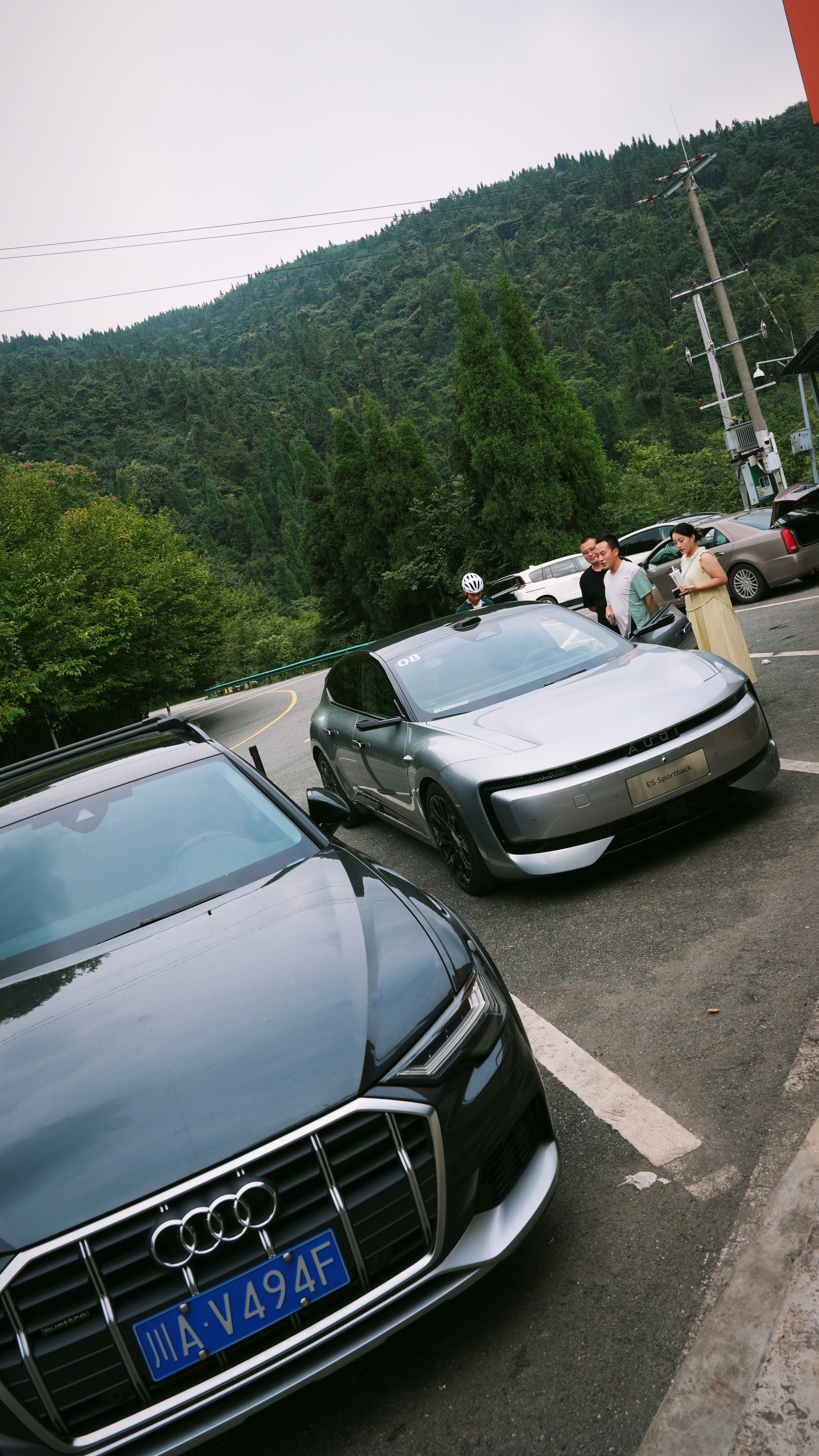 今天开着奥迪E5Sportback在”成都秋名山”跑山，偶遇一个开着A6Al