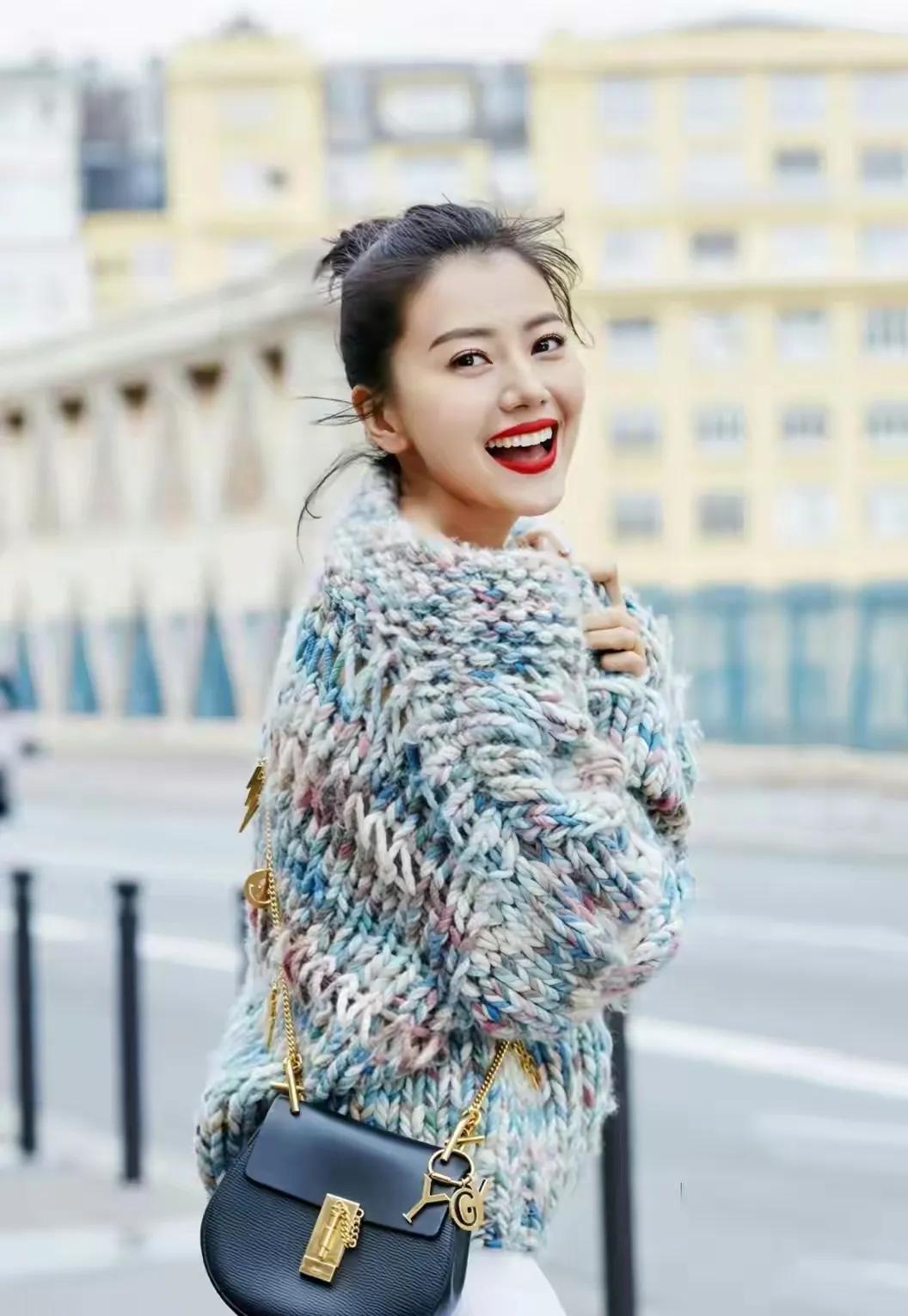 高圆圆把岁月静好穿在身上✨巴黎街头的高圆圆太绝了！彩线毛衣配鱼尾裙，温柔又