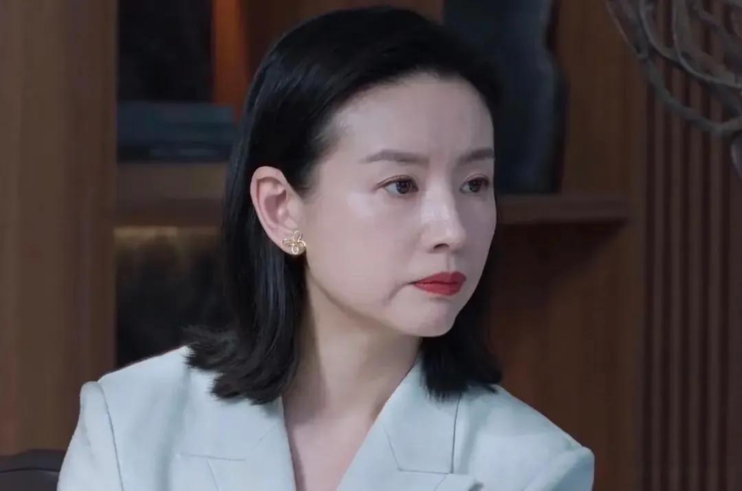 董洁的嘴唇太显老了，一看就是年过40的样子，没了滤镜，真实状态暴露无疑，明星也逃