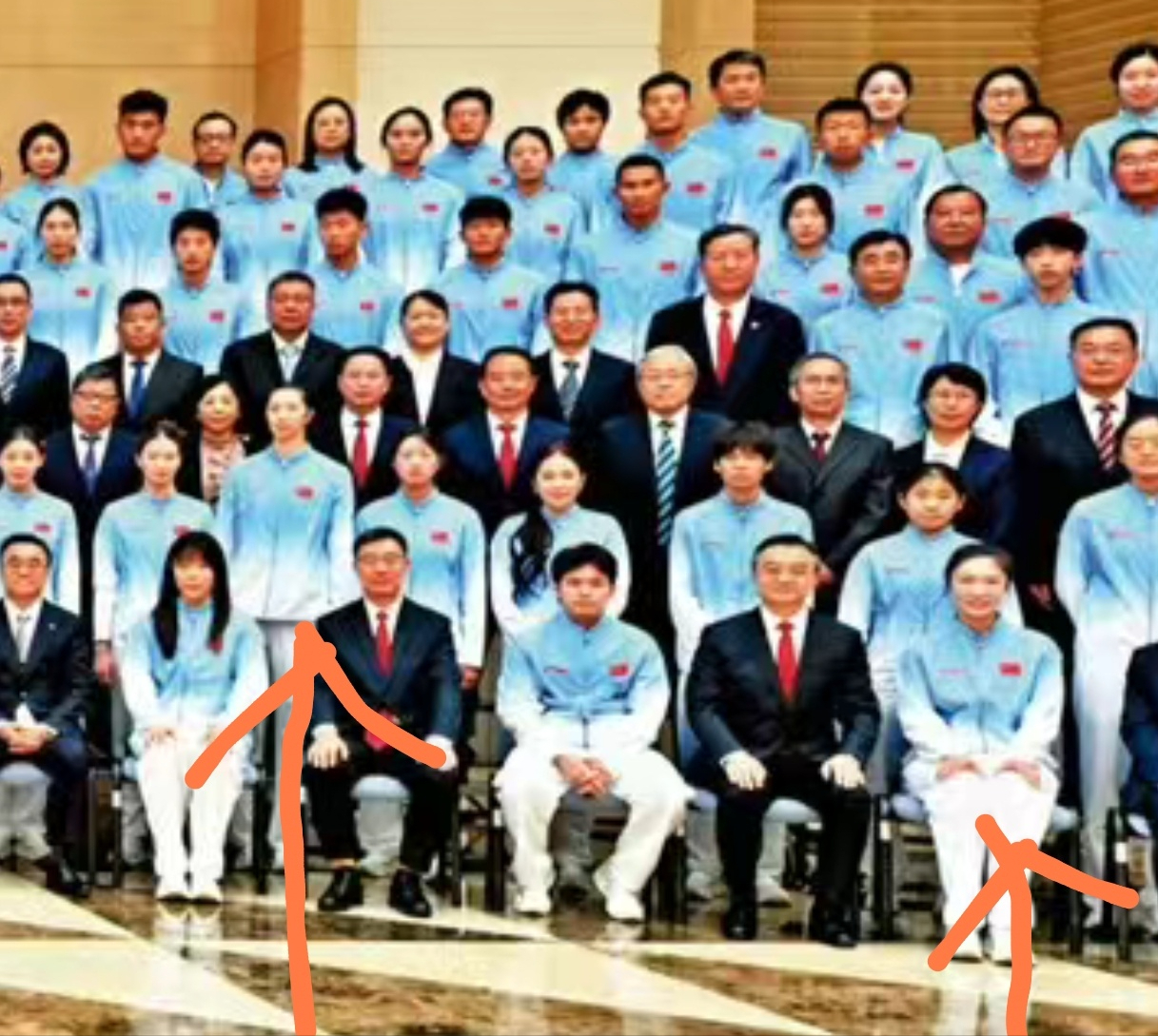 赖亚文、王梦洁、吴梦洁和张籽萱参加亚运会表彰大会。本届亚运会，中国女排一扫亚锦赛丢冠、第一时间无缘奥