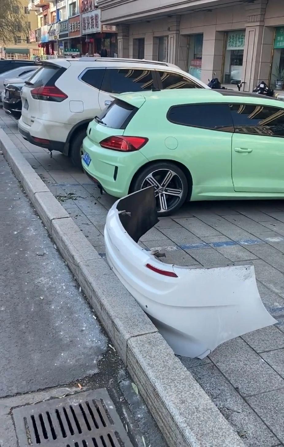 这是哪个人才，停车场内，车开走了，后杠留下了，大冬天的不冻车屁股吗？[捂脸哭][捂