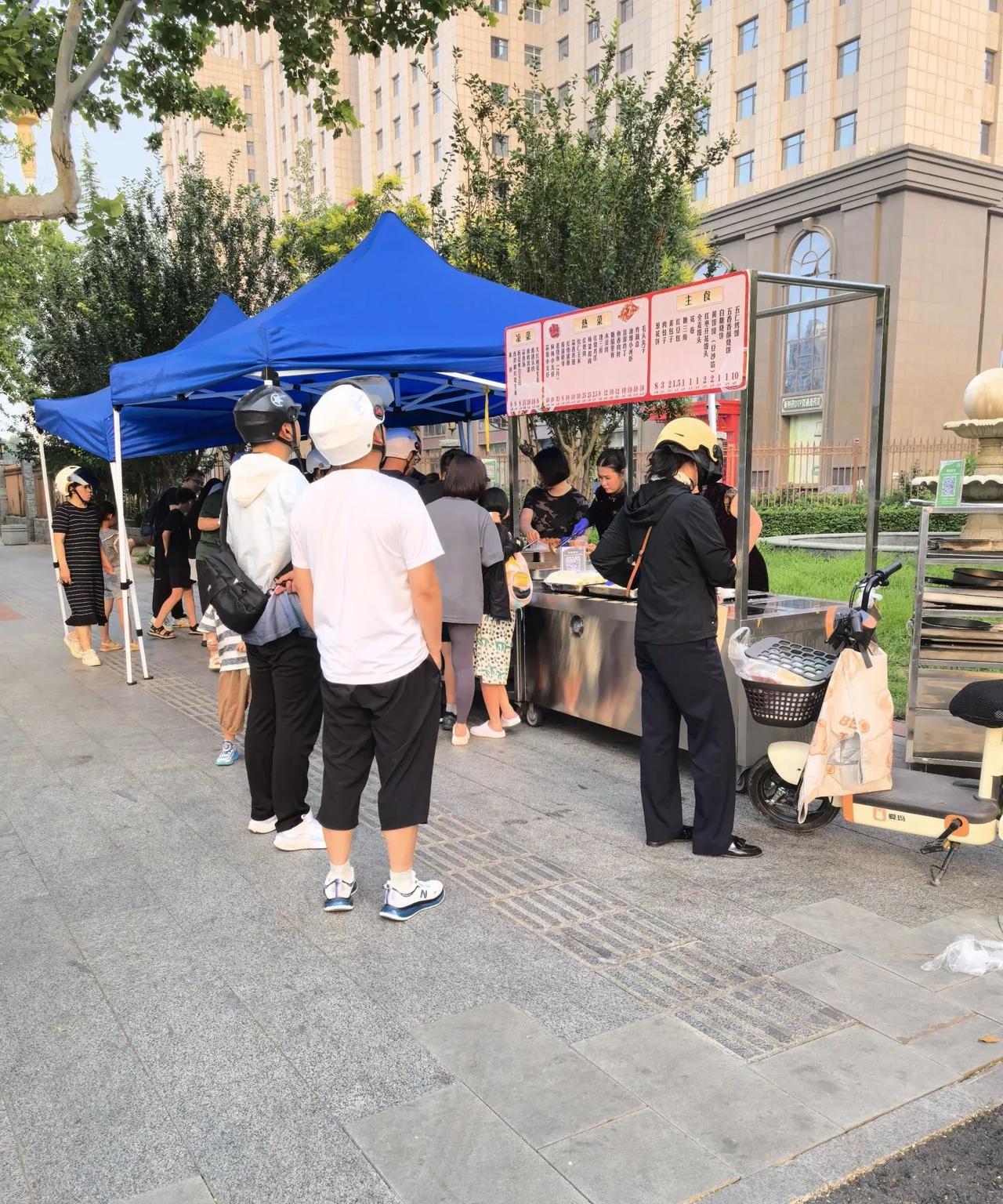 星级酒店摆摊，想不到价格还挺实惠！接孩子放学路过凯旋门大酒店，看到很多人围拢在