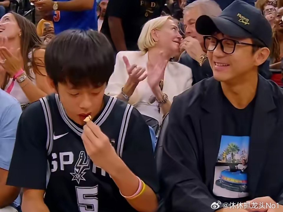 邓超和儿子去美国观看NBA总决赛，父子俩一起上大屏，14岁等等太淡定了，镜头拍邓