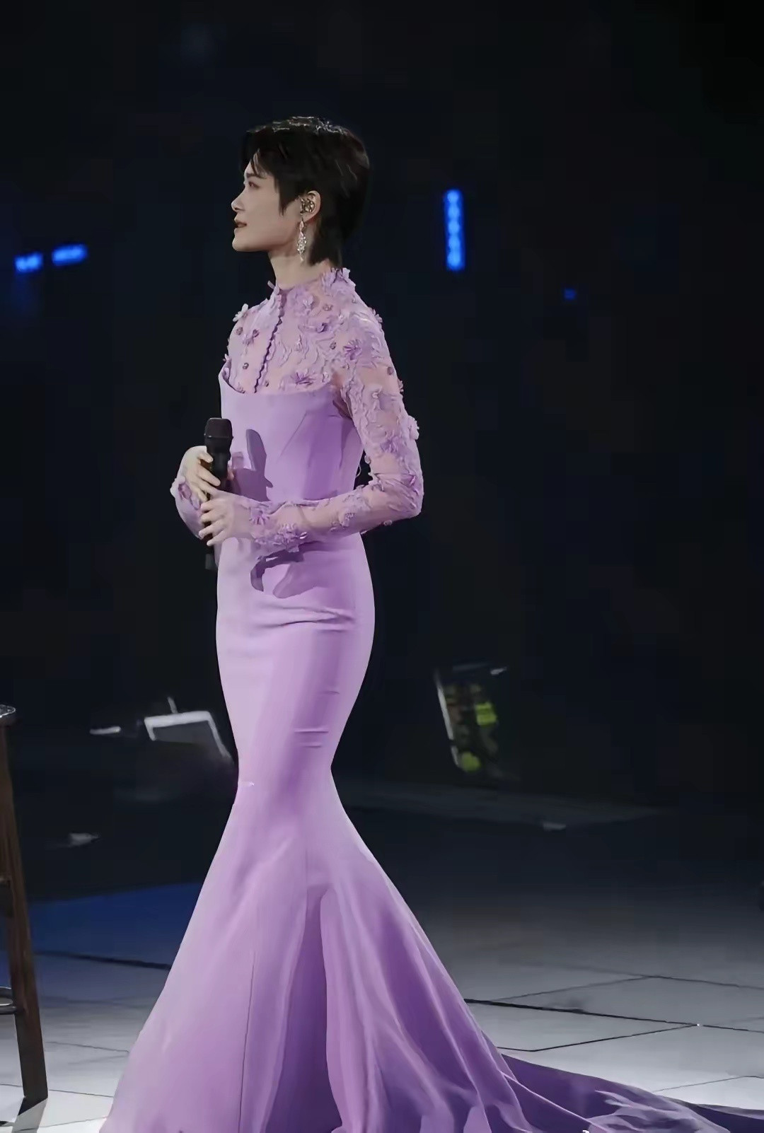 活久见啊，李宇春居然穿裙子了，还是这种颜色娇嫩的裙子！