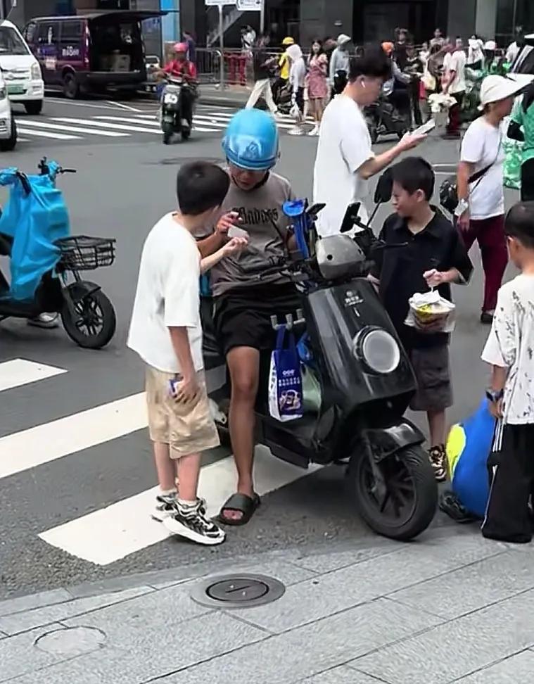 广东有个小孩哥，暑假帮外卖员爬楼送外卖。他收费实在，每单1块，想赚够一千多元买手
