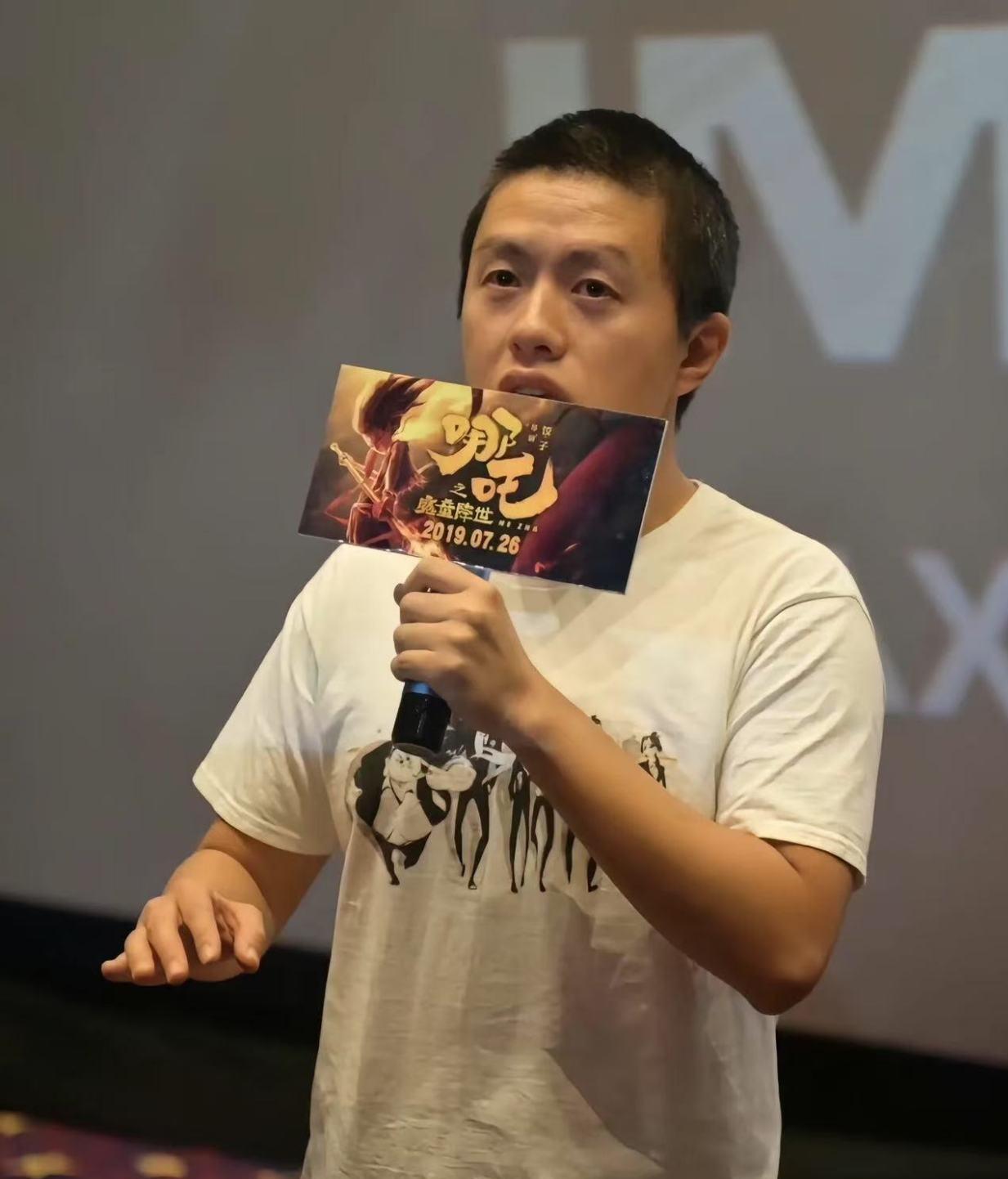 中国很多导演都三观不正，还喜欢夹带私货，应该封杀。他们以为掌握着话语权，中国影视