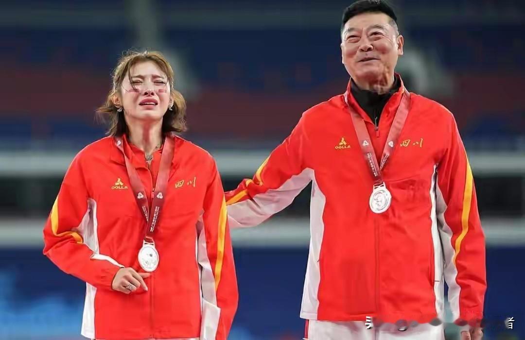 0.04秒的微弱差距，让吴艳妮与全运会金牌擦肩而过。冲过终点线的那一刻，泪水夺眶