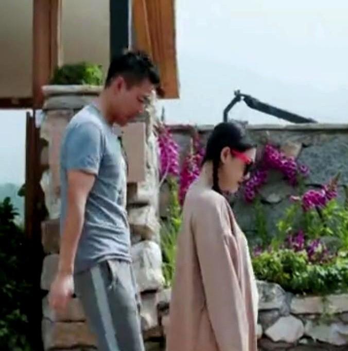 当年大S跟汪小菲拍《幸福三重奏》时，某天早上买菜聊天很惬意！后来她提生娃后身体变