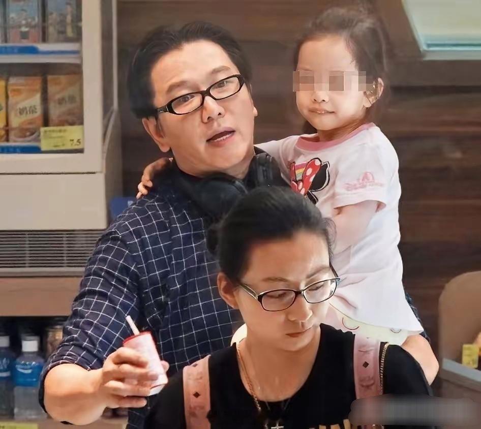 温兆伦经历三段婚姻，前两段分别与马来西亚富家女李美玲、助理潘燕妮结合，均离婚且无