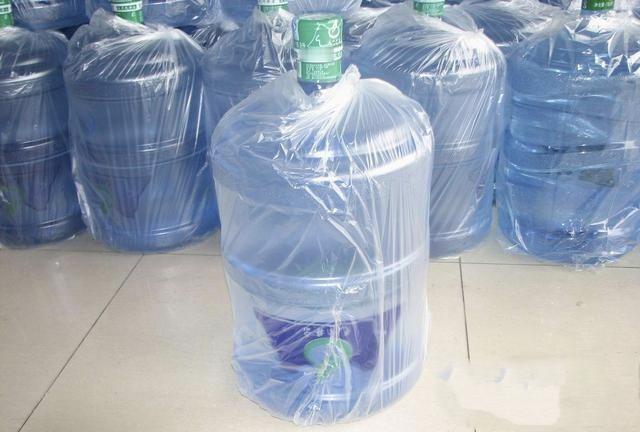 若战争来临，城市居民切忌盲目囤积米，盐这类"无效物资"!你说真要碰上打仗，城里