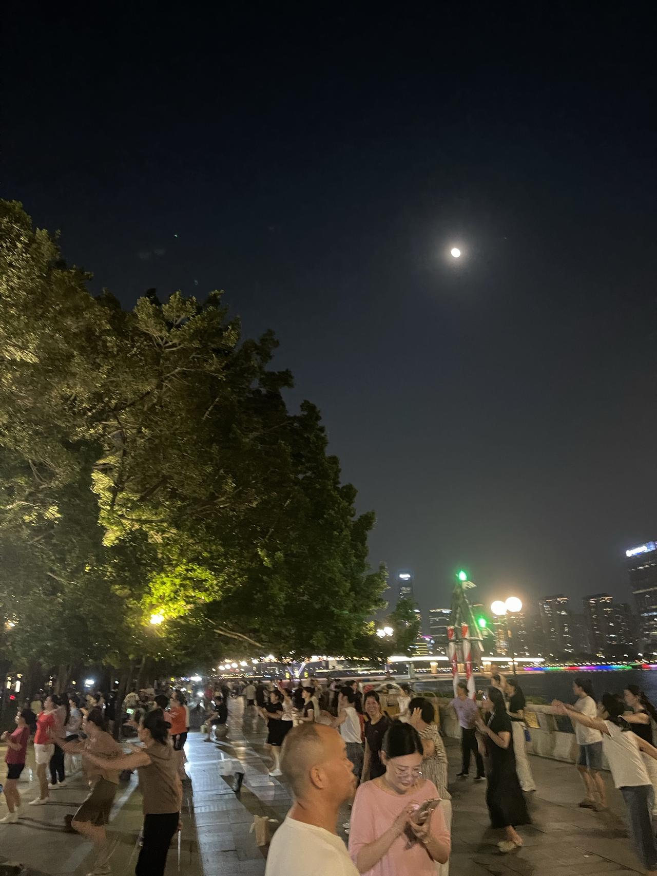 本以为中秋假期大家都会出城，广州能清静点，结果昨晚出门一看，好家伙，简直比平时还