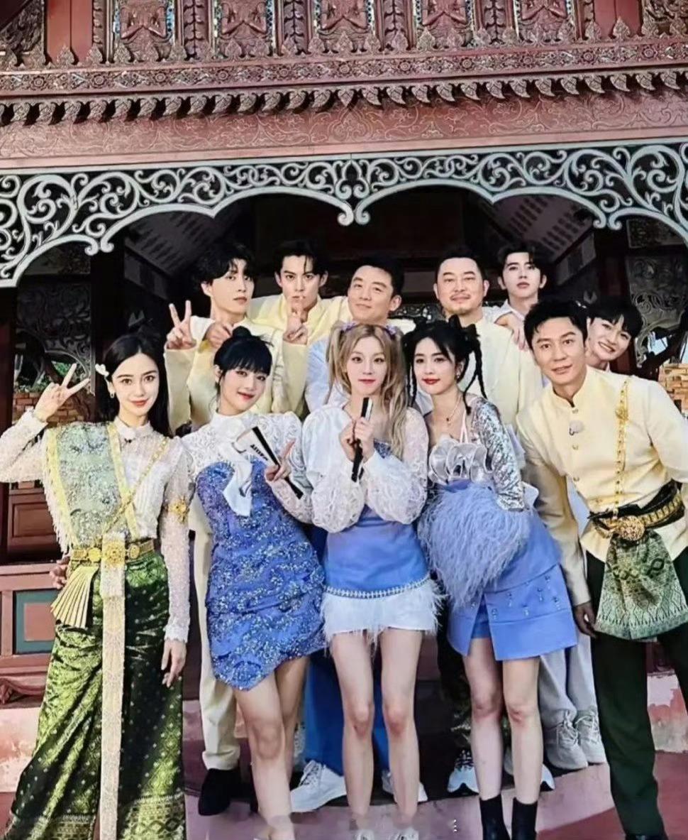 这张跑男的大合照里，感觉Angelababy像是单独开了美颜一样，真的太好看了，