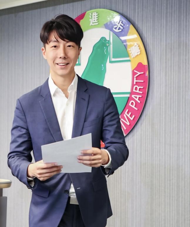 民进党发言人吴峥慌了！敢信吗？一个民进党发言人竟在电视节目上公然宣称自己就算