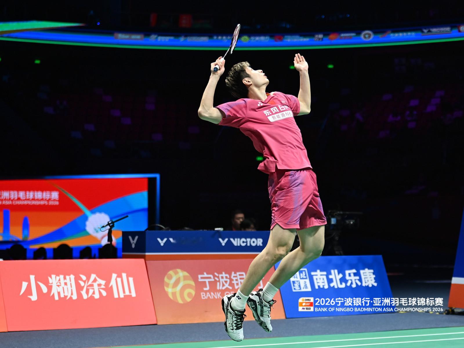 石宇奇📷来源：赛事组委会亚羽争雄胜利在握国羽时隔9年重夺亚锦赛男单冠军石宇奇夺